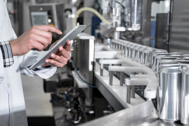 在现代啤酒厂工作，数据收集和生产监控。高质量的摄影图片下载