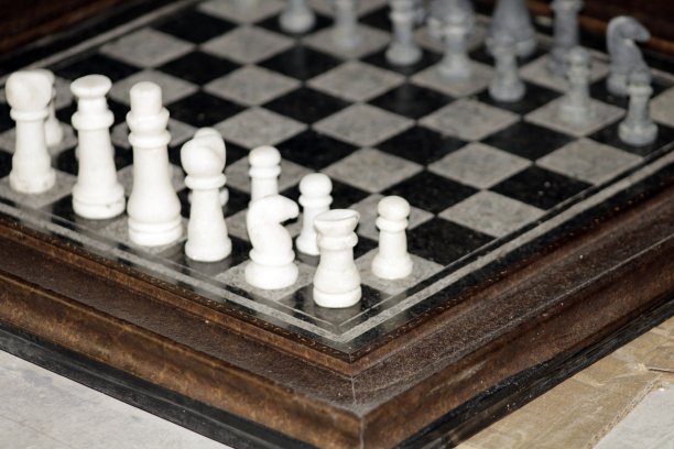 黑色花岗岩和白色大理石石头手做棋子棋盘图片下载