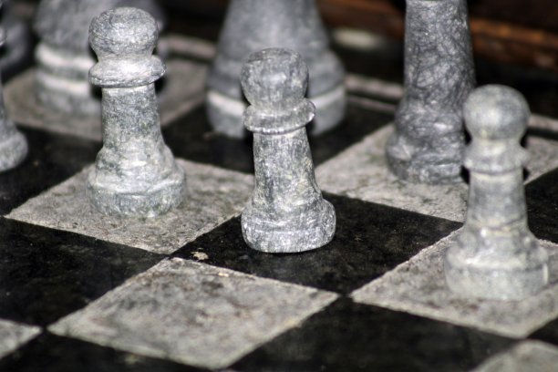 黑色花岗岩和白色大理石石头手做棋子棋盘图片下载