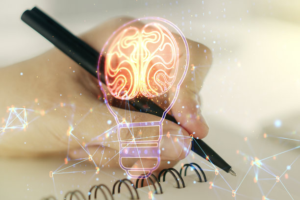 双曝光创意灯泡全息图与人的大脑和手写在笔记本上的背景，想法和头脑风暴的概念图片下载