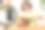 年轻的女学生或吉他老师当然坐在课桌旁演奏图片下载