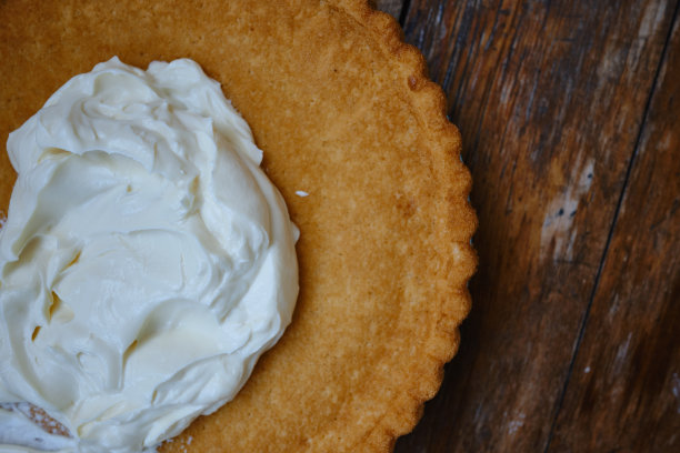 美味的饼干和鲜奶油在木制背景。新鲜出炉的点心，喝茶或度假时享用。甜甜的生奶油图片下载