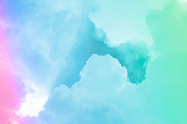美丽甜美，粉彩，粉红色，绿色，彩色的蓬松的云在天空。多色彩虹图像。抽象幻想成长之光图片下载