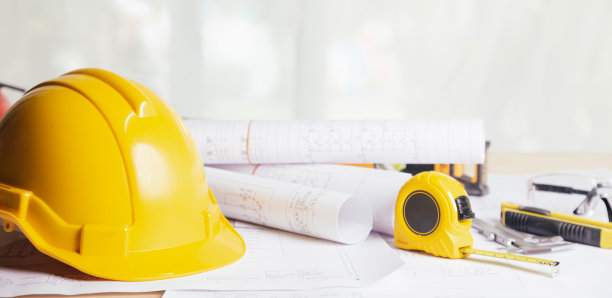 安全工作。标准施工现场防护装备上台面木质背景，平铺，拷贝空间，安全第一的理念。图片下载