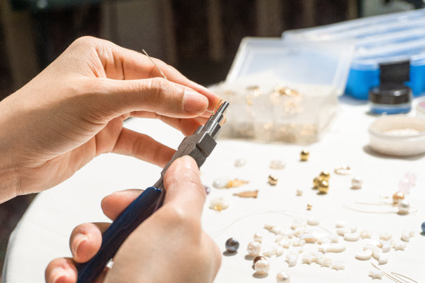 珠宝钳子特写，家居概念工艺品。图片下载