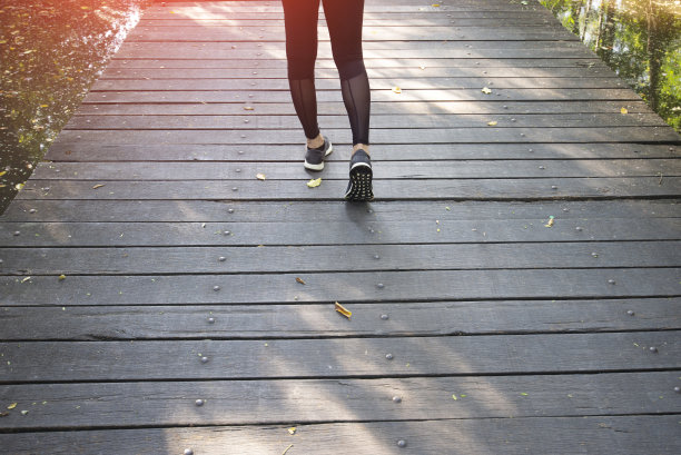 一个女人独自步行锻炼的照片。图片下载