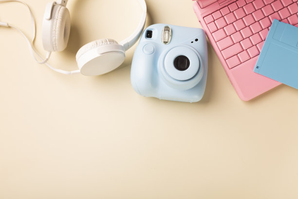相机笔记本电脑耳机和软盘在明亮的颜色。图片下载