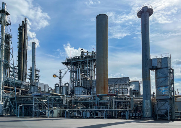 某石化厂生产氨的大容量车间。管式炉、轴式转炉、二氧化碳吸收器的外观图片下载