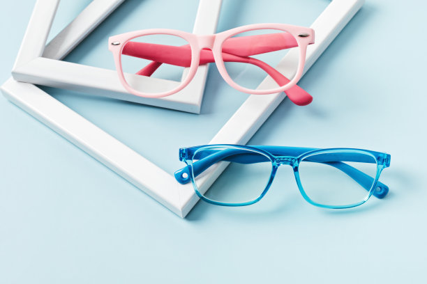 儿童眼镜在柔和的背景。眼镜店，选购儿童眼镜图片下载