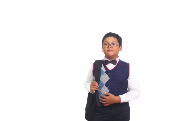 亚洲男孩背着背包站着。孤立在白色背景上图片下载