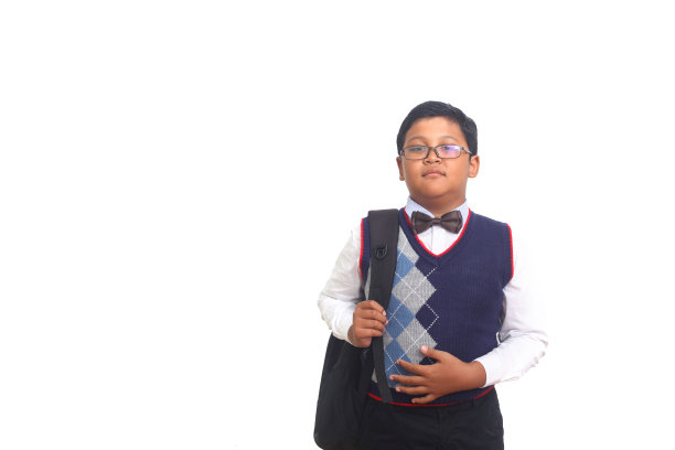 亚洲男孩背着背包站着。孤立在白色背景上图片下载