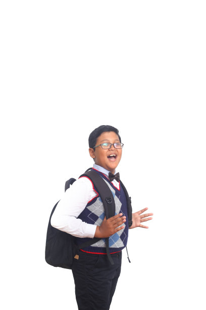 背着背包的亚洲男孩。孤立在白色背景上图片下载