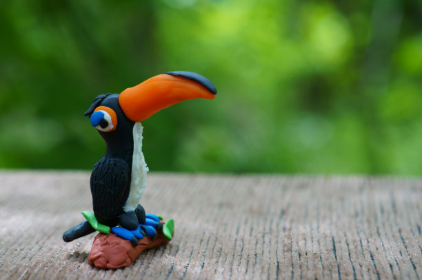 一个玩具巨嘴鸟。图片下载