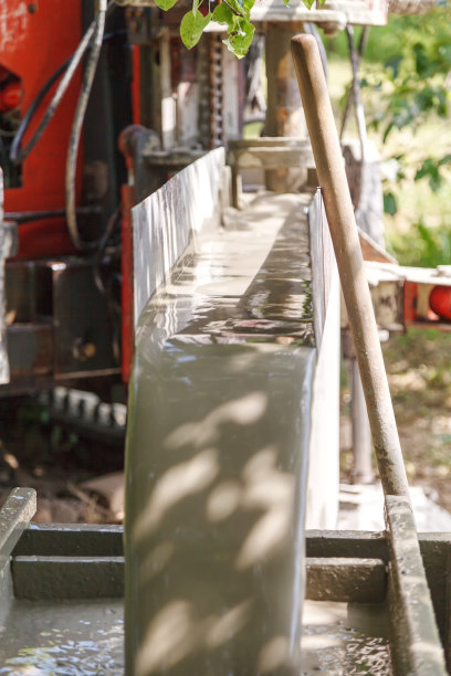 建筑工地的旋转钻机图片下载