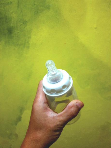 手:拿着牛奶瓶的手图片下载