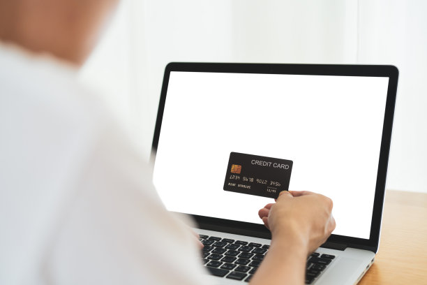 使用信用卡进行网上支付。图片下载