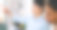 特写年轻的亚洲商人和女商人团队手持电子平板，站在透明的白板前进行头脑风暴会议，并在工作场所撰写商业计划。图片下载