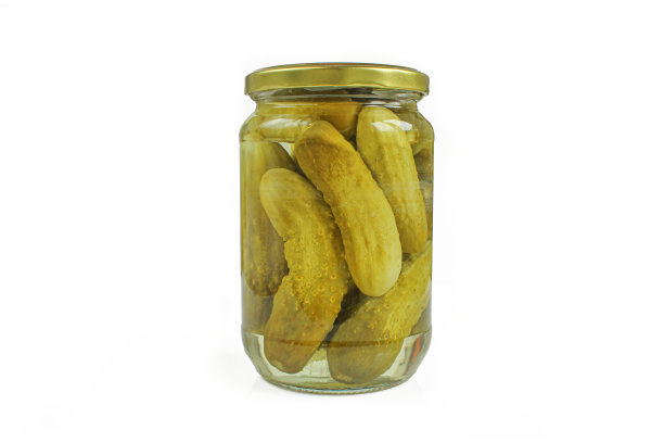 一罐孤零零的咸菜在白底上。绿黄瓜腌制图片下载