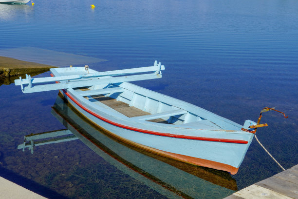 近景一艘小木船漂浮在看。图片下载