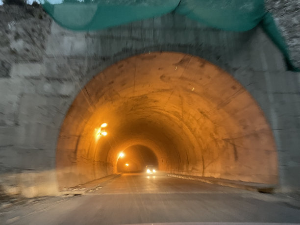 走到隧道入口图片下载