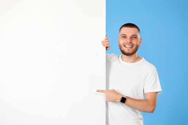 快乐的人拿着空着复印空间的纸板图片下载