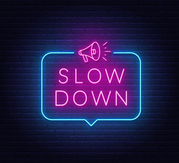 慢下来的霓虹灯标志在讲话泡泡的砖墙背景。图片下载
