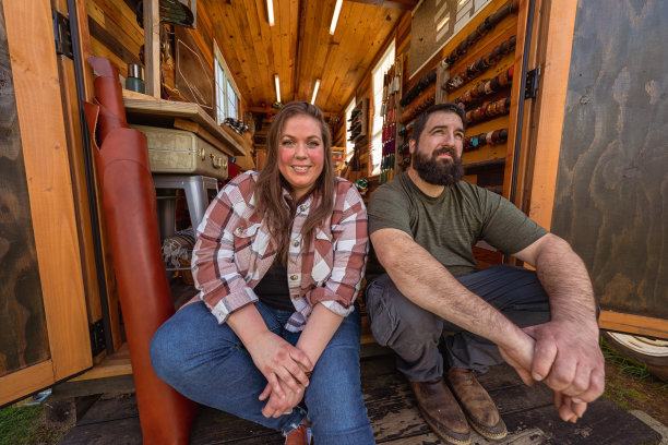 夫妻小企业主在车间图片下载