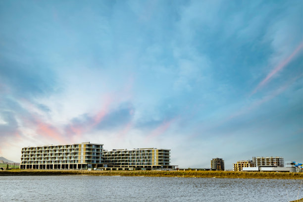 酒店坐落在黑海附近的半岛上，天空多云图片下载