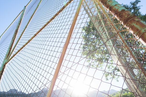 足球场周围又老又锈的高高的栅栏图片下载