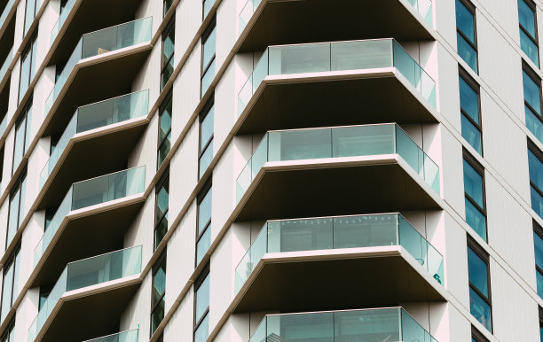 未来主义城市建筑中的抽象几何形状图片下载