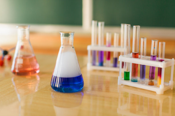 试管和烧瓶里的显色试剂在桌子上。研究化学。自然科学。桌子上。教室。在大学的实验室。Biolaboratory。科学。图片下载
