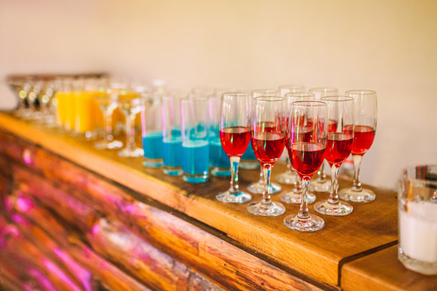 婚礼仪式。酒精在眼镜。聚会，派对管在鸡尾酒。橙汁。葡萄酒在玻璃图片下载