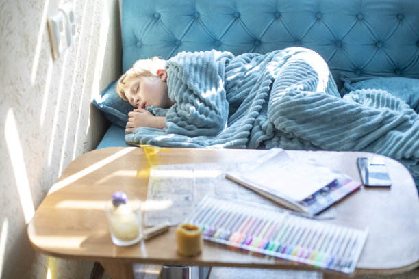 小男孩享受周末小睡图片下载