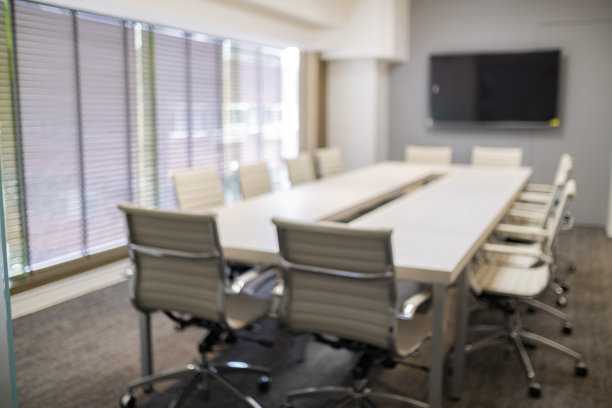 白色会议室里模糊的白色桌子图片下载