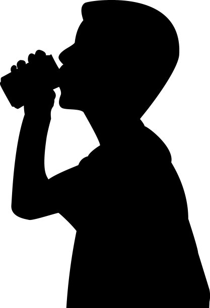 一个小男孩在喝罐装汽水图片下载