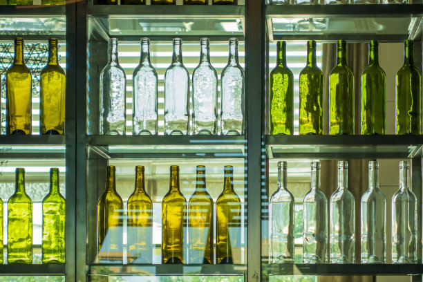 酒吧的架子上图片下载