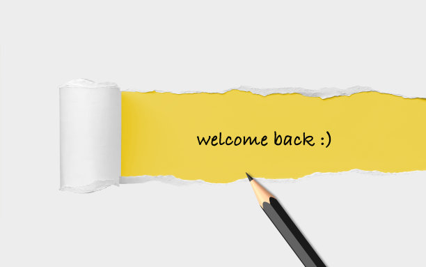 欢迎回来用黑色铅笔写在一张破黄色的纸上图片下载