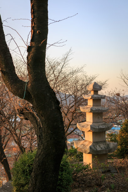 夕阳下的佛寺石塔方尖碑图片下载