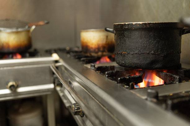 在餐厅厨房的火炉上的锅图片下载