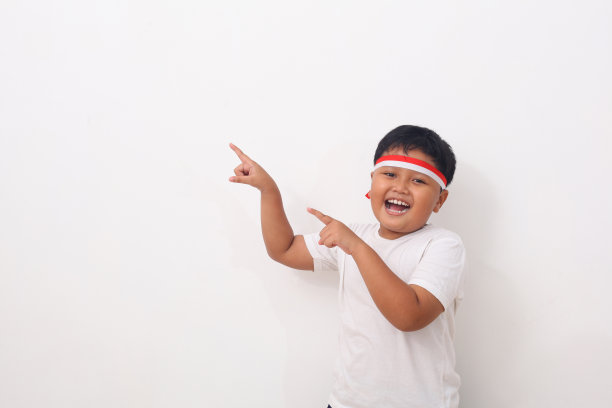 亚洲男孩一脸的惊叹和震惊，呈现出一片空白的内容。广告模式的概念。图片下载