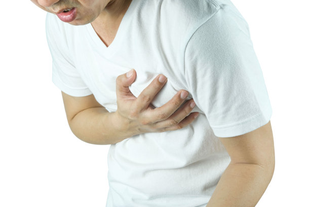 一个人生病了，很痛苦，用他的手挤压他的胸部。他的胸痛是由急性心脏病发作引起的。医疗健康理念图片下载
