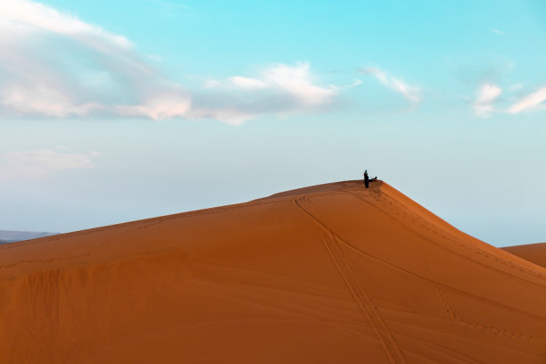 摩洛哥撒哈拉沙漠沙丘，三位男子欣赏风景图片下载