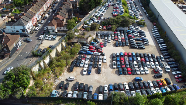 英国卢顿镇巨大的大型停车场的高角度鸟瞰图图片下载