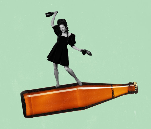 兴奋的女孩在大啤酒瓶上跳舞。当代艺术拼贴。杂志风格。节日、节日、聚会、啤酒、饮料和零食、啤酒节、广告和销售的概念。图片下载