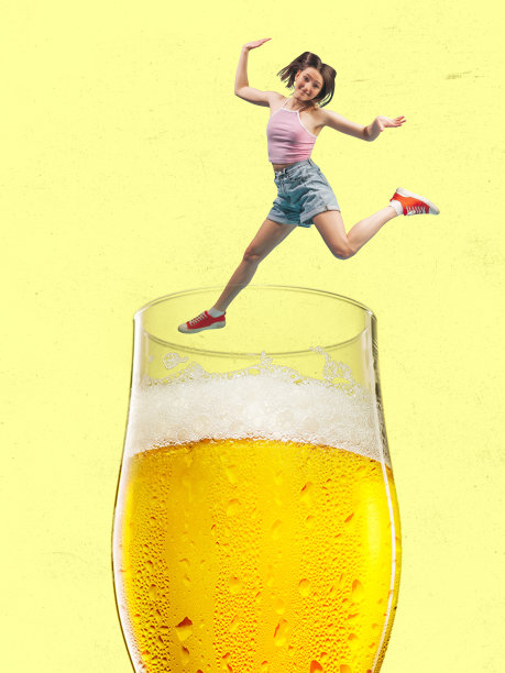 兴奋的女孩跳进了大啤酒杯。当代艺术拼贴。杂志风格。节日、节日、聚会、啤酒、饮料和零食、啤酒节、广告和销售的概念。图片下载