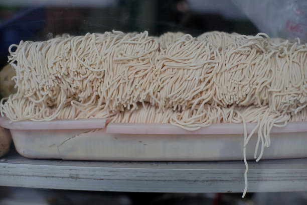 由面粉制成的生面条图片下载