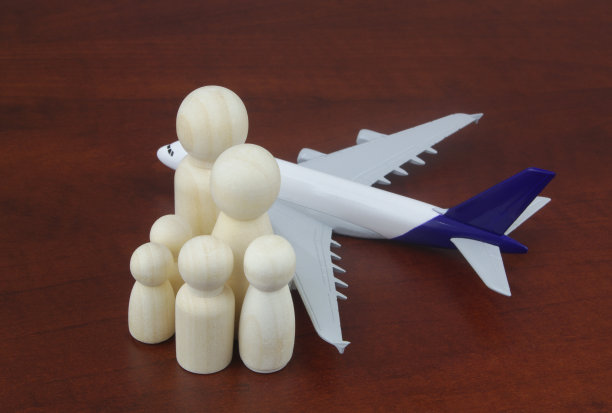 飞机模型和家庭木制人物形象。图片下载