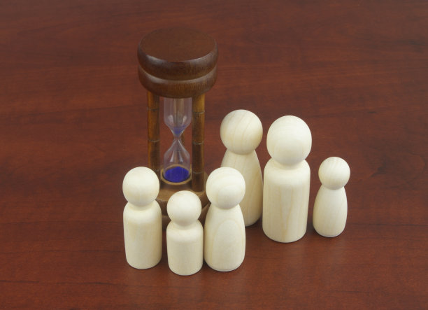 许多人木制人物作为家庭成员和沙漏。图片下载
