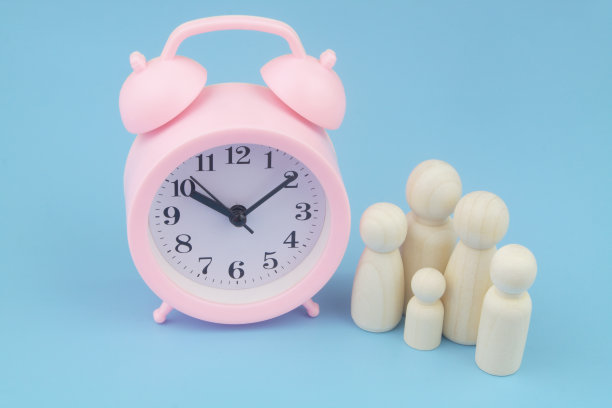 蓝色背景上的家庭人物和闹钟。图片下载
