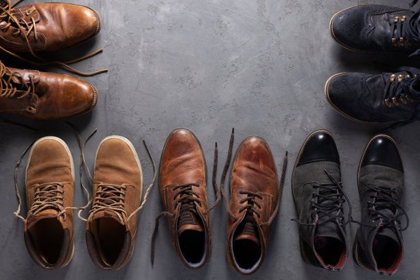 旧皮靴水泥地面背景纹理。破旧的靴子图片下载